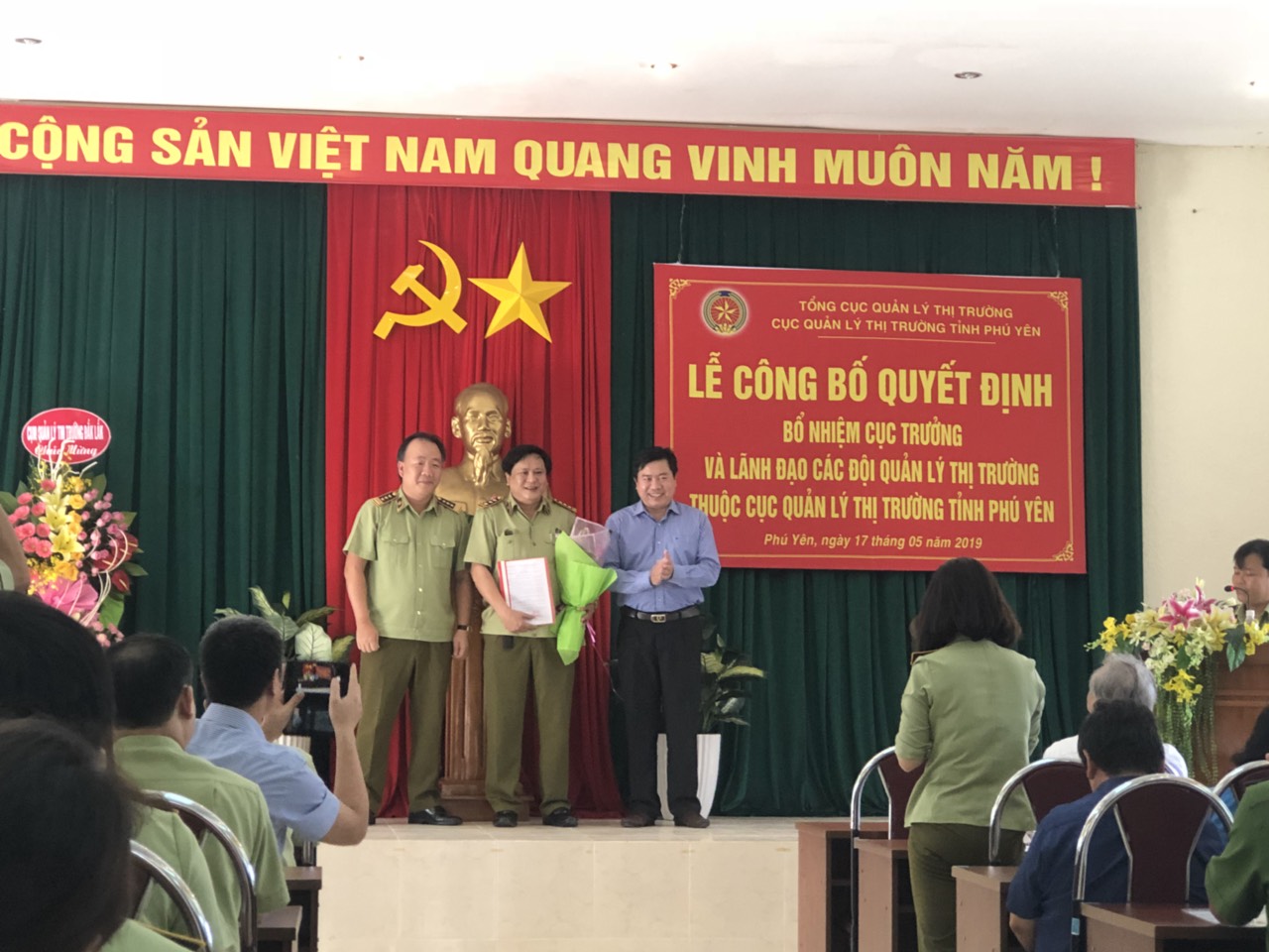 Tổng cục trưởng Trần Hữu Linh trao Quyết định bổ nhiệm Cục trưởng và đ/c Trần Hữu Thế - Ủy viên BTV Tỉnh ủy, Phó Chủ tịch UBND tỉnh Phú Yên tặng hoa cho Cục trưởng Huỳnh Trang