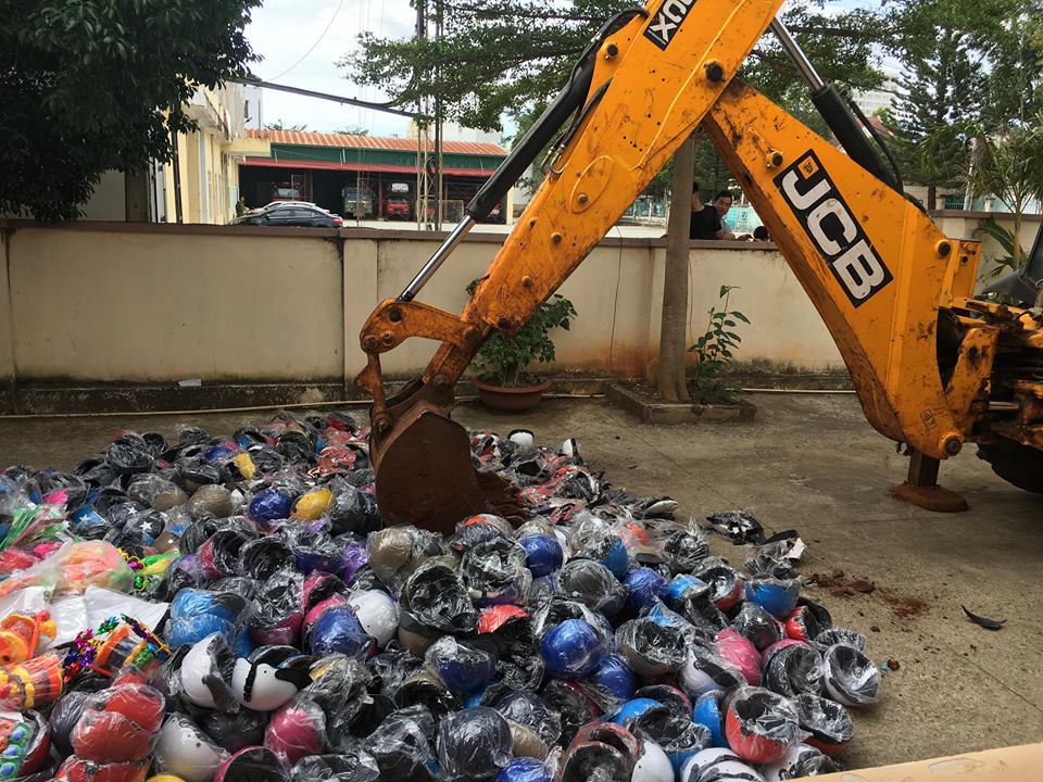 Hàng hóa, tang vật được tiêu hủy tại sân Cục Quản lý thị trường