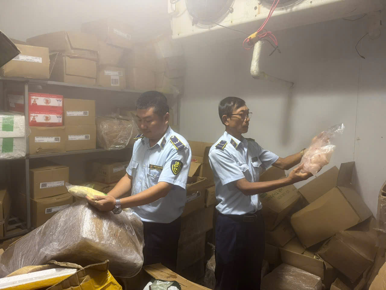 Lực lượng Quản lý thị trường Đắk Lắk: Phát hiện kho đông lạnh của một cơ sở kinh doanh thực phẩm chứa hơn 100kg hàng hóa không rõ nguồn gốc xuất xứ