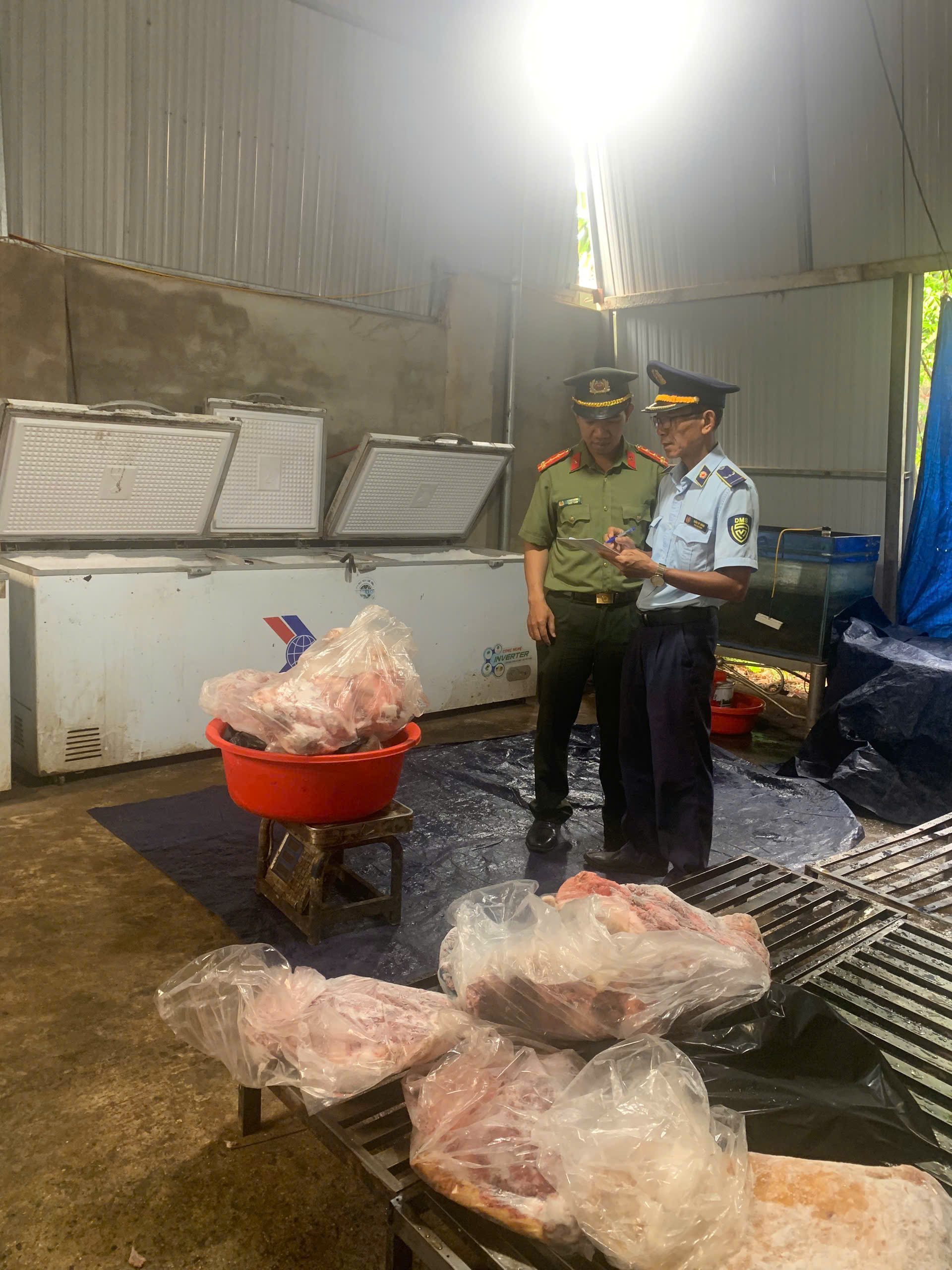 Lực lượng Quản lý thị trường Đắk Lắk: liên tục phát hiện, xử lý nhiều cơ sở kinh doanh thực phẩm “bẩn”