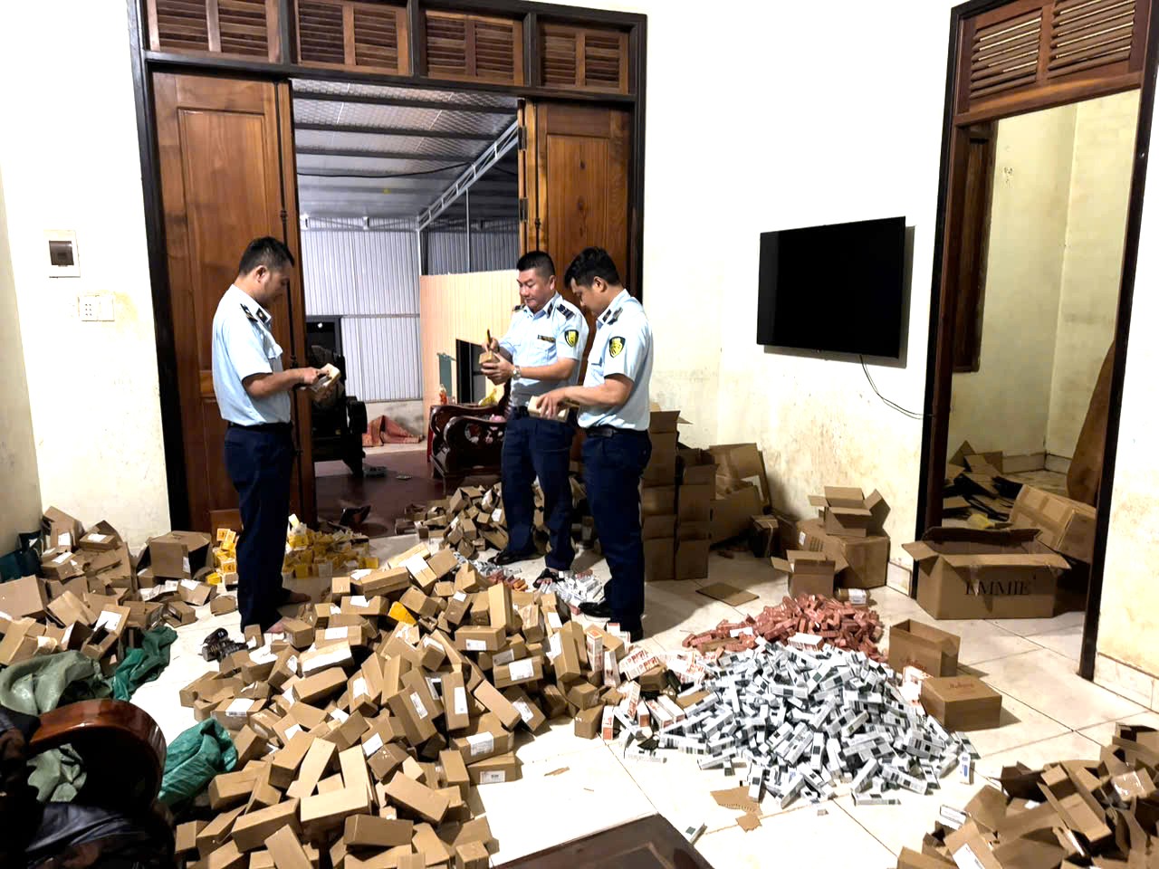 Quản lý thị trường Đắk Lắk: Đội Quản lý thị trường Thương mại điện tử, cơ động phát hiện, thu giữ hơn 3300 sản phẩm mỹ phẩm 